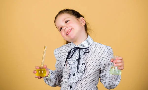 Concetto educativo. Misure di sicurezza. Studio per bambini piccoli. Lezione di chimica. Intuizione e invenzione. Sperimentazione educativa. Chimica divertente. Studentessa con liquidi chimici colorati. Divertirsi con la chimica — Foto Stock