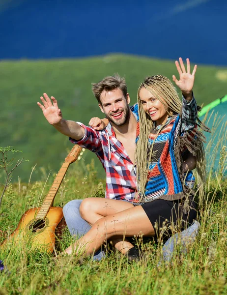 사랑의 개념. 캠핑 휴가요. 산에서 야영하고. 가족 여행. 스릴있는 로맨스. 행복 한 부부는 긴장을 풀어 주는 자연의 배경을 좋아 합니다. 여름 방학이야. 캠핑 텐트 근처에서 남자 친구의 기타 — 스톡 사진
