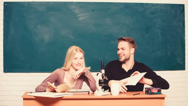 Vänner studenter som studerar universitet. College kul. Modern utbildning. Ha kul på College. Bekymmerslös studenter. Njuter tid på College. Kille och tjej sitter i klassrummet. Studera på högskola eller universitet — Stockfoto