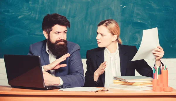 Berücksichtigen Sie Bildungsnormen. Bereiten Sie sich auf den Unterricht vor. Lehrer und Aufsichtsperson arbeiten in der Schulklasse. Schulpädagoge mit Laptop und Schulleiter mit offiziellen Dokumenten. Schulbildung — Stockfoto