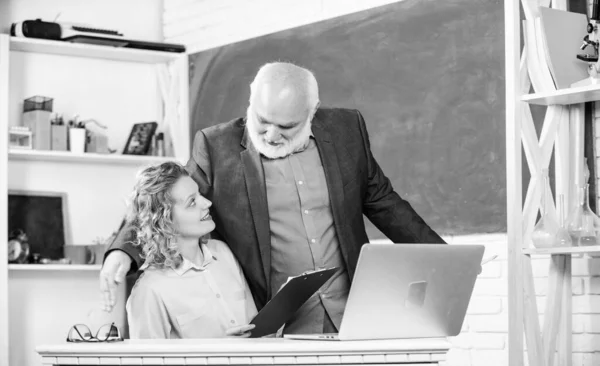 Test de connaissances. Réussite. Homme mature professeur d'école et fille avec ordinateur portable. Lycée université universitaire. Enseignant éducateur aider l'étudiant avec le test. Test final et remise des diplômes. Tâches difficiles — Photo