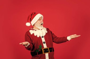 Bu anları hatırla. Noel alışverişi. Beyaz sakallı Noel Baba. Noel Baba şapkalı adam Noel hediyesini hazırla. Noel 'den önceki sabah. Kış tatilinin tadını çıkar. yeni yıl hediyeleri dağıtın
