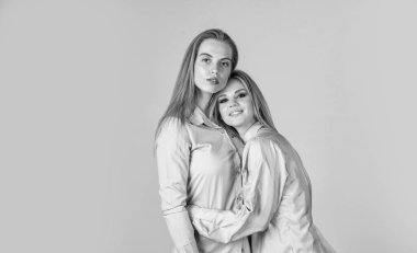 Genç ve kendinden emin. Makyajlı bayanlar. Özgür haklarım var. güzellik yüz kozmetikleri