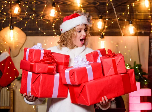 Gelukkig Nieuwjaar 2020. Meisje met geschenkdoos. wintervakantie en vakantie. Kerstinkopen. Vrouw en kersttijd. Vrolijk kerstfeest. Gelukkig nieuwjaar. levering kerstcadeaus — Stockfoto