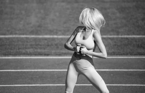 Kvinnlig idrottare gör tyngdlyftning sport träning. Tränare eller tränarträning med hantel. perfekt kroppsform. hälsosam och sportig. sexig fitness kvinna i sportkläder. atletisk dam använder skivstång på arenan — Stockfoto