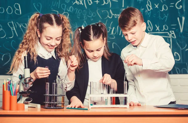 Studenten experimentieren mit Mikroskop. Chemie. zurück zur Schule. Glücklicher Kindertag. Kleine Kinder lernen Chemie im Schullabor. Kleine Kinder in der Schulstunde. Medikamenten, denen Sie vertrauen können — Stockfoto