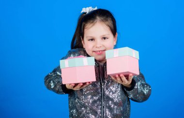 Seç birini. Her gün özel şeyler oluyor. Hediye kutuları mavi arka planı olan kız. Kara Cuma. Alışveriş günü. Sevimli çocuk hediye kutuları taşıyor. Sürpriz hediye kutusu. Doğum günü dileği listesi. Mutluluk dünyası