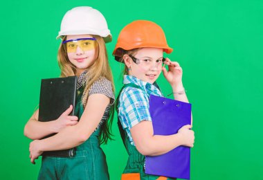 Oluşturucu mühendis mimar. Gelecekteki mesleği. Yenileme planlaması kızlar çocuklar. Girişimi çocuk kızlar onların oda yeşil arka plan yenileme sağlar. Çocuk Bakımı. Yenileme planı. Ev geliştirme