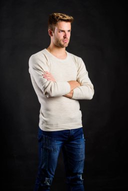 Sıradan tarzda yakışıklı bir adam. Erkek kılları günlük kıyafet giyer. Moda konsepti. Kıyafet dükkanı. Uzun kollu gömleğin son modellerini keşfet. Rahat ve rahat hissediyorum. Erkek giyim tarzı kıyafetler.