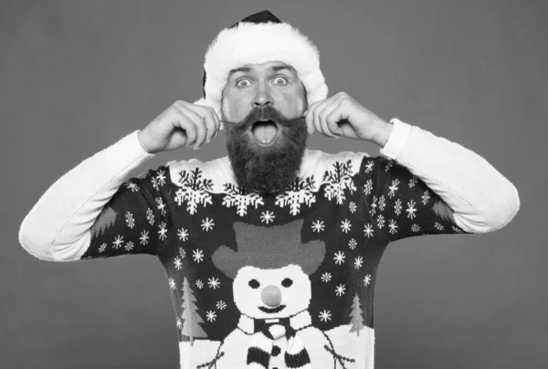 Homme barbu étonné en pull tricoté chaud et santa claus chapeau célébrer vacances d'hiver de Noël et se sentir joyeux sur les cadeaux de Noël, surprise — Photo