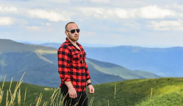 Valor da liberdade. Auto suficiente. O homem está no topo da montanha. Conceito de caminhada. Lazer ativo. O tipo goza de liberdade. Descubra o mundo. Masculinidade e energia masculina. Alcançar a liberdade. Livre e selvagem — Fotografia de Stock