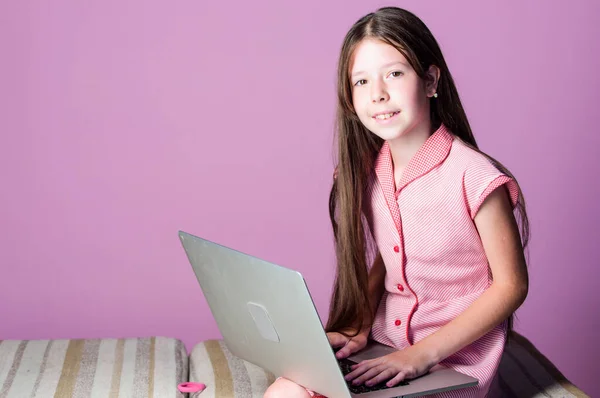 Educação cursos on-line. aluna menina pequena com laptop. estudo infantil online. E aprender em aula particular. escola em casa. Internet 4G. menina tem ensino particular em casa. de volta à escola. espaço de cópia — Fotografia de Stock