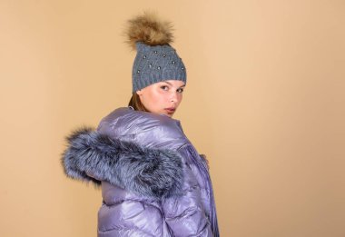 Donmuş ve mistik. Soğuk algınlığı. Mevsimlik moda. Mutlu kış tatilleri. Yeni yıl. Bereli kız. Sahte kürk modası. Yastıklı, kalın paltolu kadın. Kış kıyafetleri içinde güzellik. Soğuk sezon alışverişi