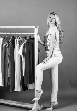 Model. Kadınlar kıyafetlerini giymeyi seçer. Sergi salonu. Kadın butiği alışverişi.