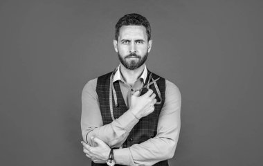 Mezuralı usta terzi terzilik, terzilik ve terzilik için makas tutuyor.