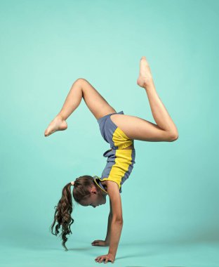 Esneklik için hazırlan. Spor kulübünde antrenman. sağlıklı çocuk eğitimi. Fitness çocuğu spor giyer. Akrobasi. Genç kız esniyor. Mutlu çocukluk. Sporun geleceği