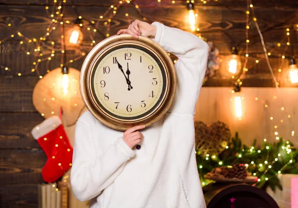 Mutlu noeller. Mucize zamanı. Birkaç dakika kaldı. Kış partisi zamanı. Noel Baba şapkalı kadın klasik saat tutuyor. Kutlama zamanı. Yeni yıl geri sayımı. Beklenmedik bir şekilde yakında. Gece yarısı konsepti. Dilek tut — Stok fotoğraf