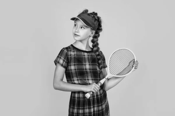 テニスやバドミントンラケットスポーツを保持するフィットネスキャップの10代の女の子 — ストック写真
