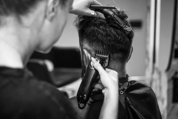 Mature caucasian man visiting barbershop brings a beard and hair in order with the help of a hairdresser, Self-care, masculine beauty — Stock Photo, Image