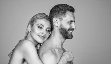 Soyunan erkek ve kadına aşık mutlu ve seksi bir çift.
