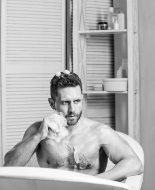 Spa sağlıklı yaşam konsepti. Sabun lu sudlarla banyo yapıyorum. Sıcak veya sıcak banyo ile kendinizi tedavi lüks yüksekliği gibi hissedebilirsiniz. Şımartma ve güzellik rutini. Adam yakışıklı kaslı adam banyoda rahatlatıcı