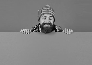 Sakallı ve gülümseyen hippi kalın kıyafetler giyer.