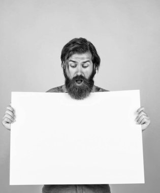 Bir alana bir bedava. Kopyalama alanı için yer. Boş kağıt çarşaflı sakallı adam şaşırdı. Berber dükkanı servisi. Reklam konsepti. Sakallı ve bıyıklı vahşi bir adam. iş aranıyor