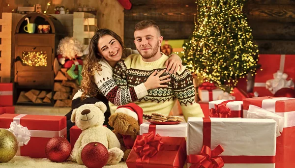 Gelukkige familie. Vier het kerstfeest met je stel. laatste vakantie voorbereidingen. Man en vrouw gelukkig met Kerstmis. Vakantie cadeautjes voor geliefden. Nieuwjaar samen doorbrengen. paar in liefde tussen huidige doos — Stockfoto