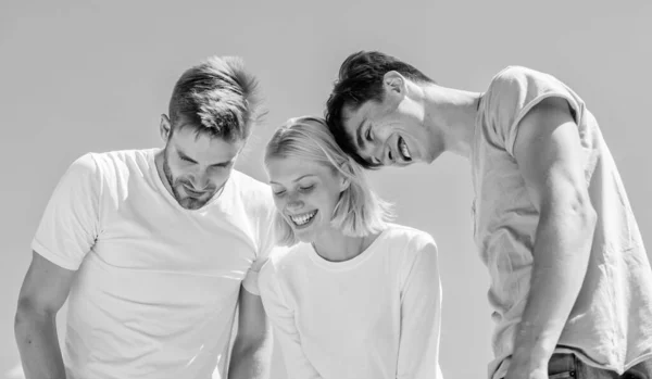 Groupe de personnes regardent vers le bas. concept de paradis. regarder à partir des sommets de succès. femme heureuse et deux hommes. amis joyeux. relations amicales. liens familiaux et amour. Regarde-moi ça. — Photo