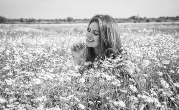 Gelukkig vrouw verzamelen bloemen in de zomer kamille veld, jeugd — Stockfoto