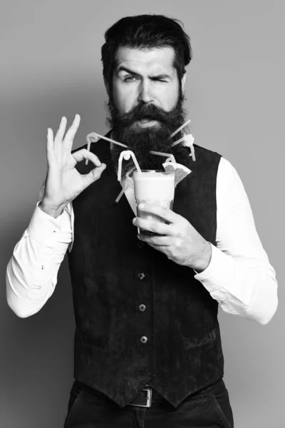 Homem barbudo bonito engraçado com tubos coloridos em barba longa — Fotografia de Stock
