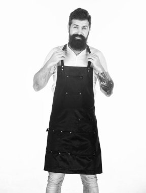 O en iyi berber. Berber önlük giymiş sakallı adam. Birden çok cepli iş önlük hipster. Berber atölyinde saç stilisti. Berber dükkanı veya kuaförlük salonu