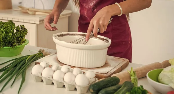 Дівчина б'є яйце і борошно для приготування тіста з ворсом, професійні навички — стокове фото
