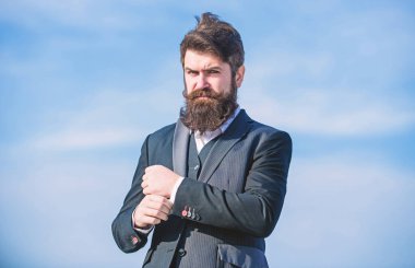 Erkek resmi takım elbise ayarlama ceketi. Erkek moda resmi erkek giyim. Moda trendi. Erkek sakal ve bıyık resmi giysiler giyer. Aynen öyle. İşadamı sakallı yüz gökyüzü arka plan. Kusursuz kıyafet