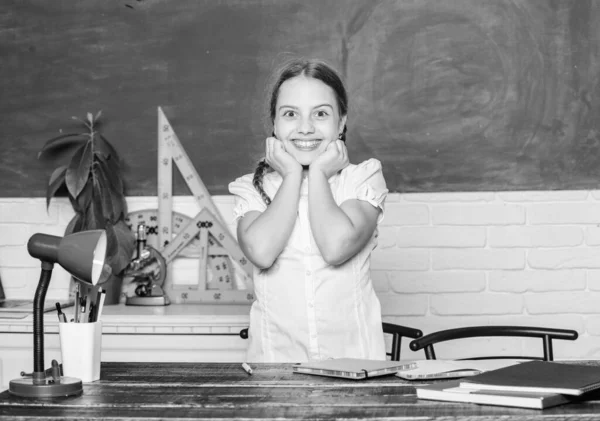 지식의 날. 소녀 귀여운 아이가 학교 교실 칠판 배경 앉아있다. 학습에 푹. 홈 태스크 개념입니다. 작은 아이 공부 학교. 학교 수업. 진행 및 성과. 학교로 돌아가기 — 스톡 사진