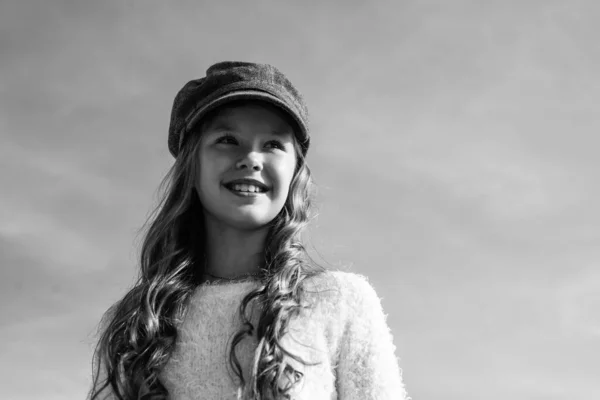 Menina adolescente feliz no fundo do céu. Primavera miúdo estilo de moda. criança com cabelo encaracolado usando chapéu da moda. conceito de beleza. felicidade infantil. ser livre e despreocupado. sentido de liberdade — Fotografia de Stock