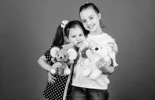 Tienda de juguetes. Día de los niños. niñas pequeñas con juguetes de oso suave. parque infantil en el jardín de infantes. feliz niña hermana pequeña jugando juego en la sala de juegos. Hecho a mano. costura y artesanía de bricolaje. concepto de tienda de juguetes. En la tienda de juguetes — Foto de Stock