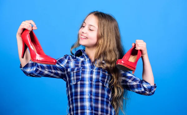 Trots op de aankoop. schoenen fetish winkelen. schoonheid en mode. schoenenwinkel en reparatie. schoenmaker. Gelukkige jeugd. klein meisje met stijlvolle schoenen. Gelukkig kind houdt modieuze schoen vast. hoge hakminnaar — Stockfoto