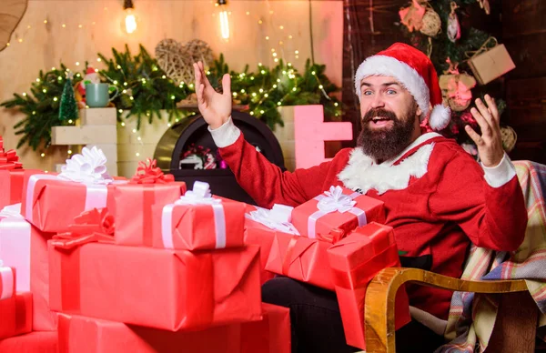 Aquí estamos. hombre barbudo. ventas de compras de invierno. Elfo alegre. sombrero de santa hipster. Compras de Navidad. entrega de regalo de Navidad. Cyber Monday. Feliz año nuevo. Caja regalo de Navidad — Foto de Stock