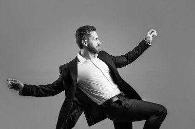 Ofis müdürü ceketli adam dans ederken sevinç hissediyor, başarı.