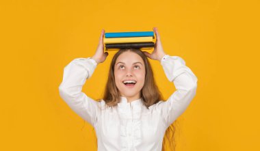 Bilgi günü. Çocuk defteri tut. Lise öğrencisiydim. Genç kız ödevlerini yapıyor.