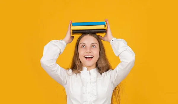 Den znalostí. kluk drží zápisník. studentka na střední. dospívající dívka dělat domácí úkol — Stock fotografie