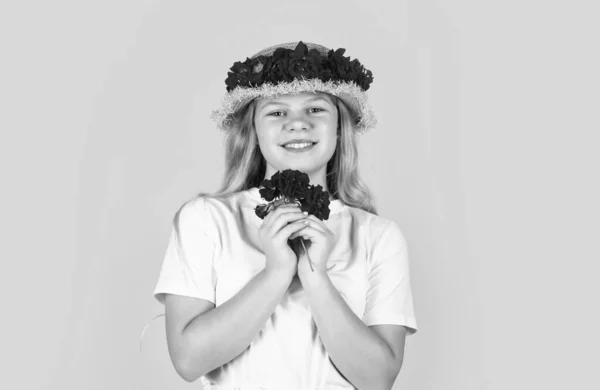 Feliz chica adolescente en sombrero de paja con flores de rosas, verano — Foto de Stock