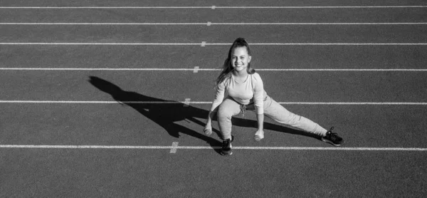 Sempre em forma. Palhaços. Menina adolescente segurando sinos. treinador de fitness preparar para o treino. a aquecer no ginásio do estádio. poder e força. treinamento infantil na escola aula de educação física — Fotografia de Stock