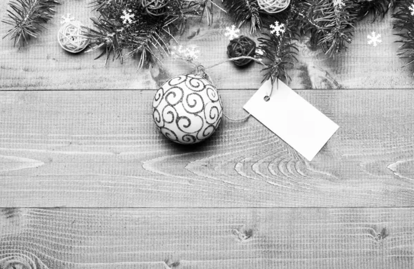 クリスマスの準備を取得します。クリスマス装飾木製の背景平面図です。クリスマスを事前に準備するためのヒント。装飾的なボール グッズ、ギフト タグのコピー スペース。冬とクリスマスの休日の概念 — ストック写真