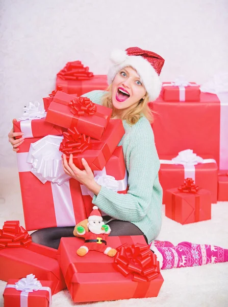 Kobieta podekscytowany blond trzymać pudełko z kokardą. Idealny prezent dla żony lub dziewczyny. Otwarcie świąteczny prezent. Santa przynieść jej dar, który zawsze chciała. Dziewczyna w pobliżu choinki szczęśliwy wakacje świętować — Zdjęcie stockowe