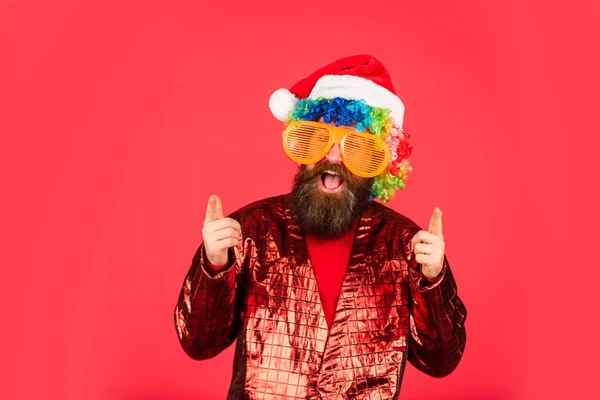 Ricorda il motivo della stagione. L'uomo barbuto festeggia il Natale. Addobbi natalizi. Intrattenimento. Spirito natalizio. Allegro clown colorata acconciatura. Uomo divertente con la barba. Vacanze invernali — Foto Stock