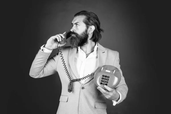 Portez vos affaires avec vous. homme parlant au téléphone vintage. homme barbu en costume tenir téléphone rétro. Restez connectés. concept de service client. Homme barbu avec combiné téléphonique. concept d'appel d'affaires — Photo