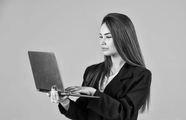 妇女与现代轻便手提电脑在网上工作，检查电子邮件概念 — 图库照片