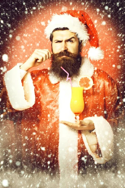 Przystojny brodaty Święty Mikołaj człowiek z długą brodą na poważnej twarzy — Zdjęcie stockowe